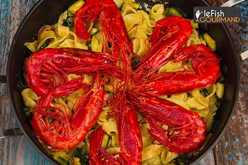 Tagliatelles fraiches au gambas rouges carabineros juste saisies avec sauce écarlate et courgettes lefishgourmand